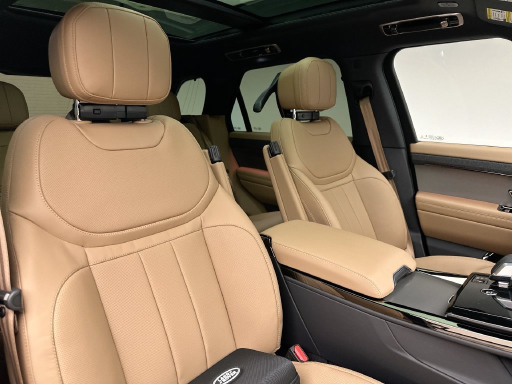 New 2027 Borasco Grey Metallic Land Rover SE image 6