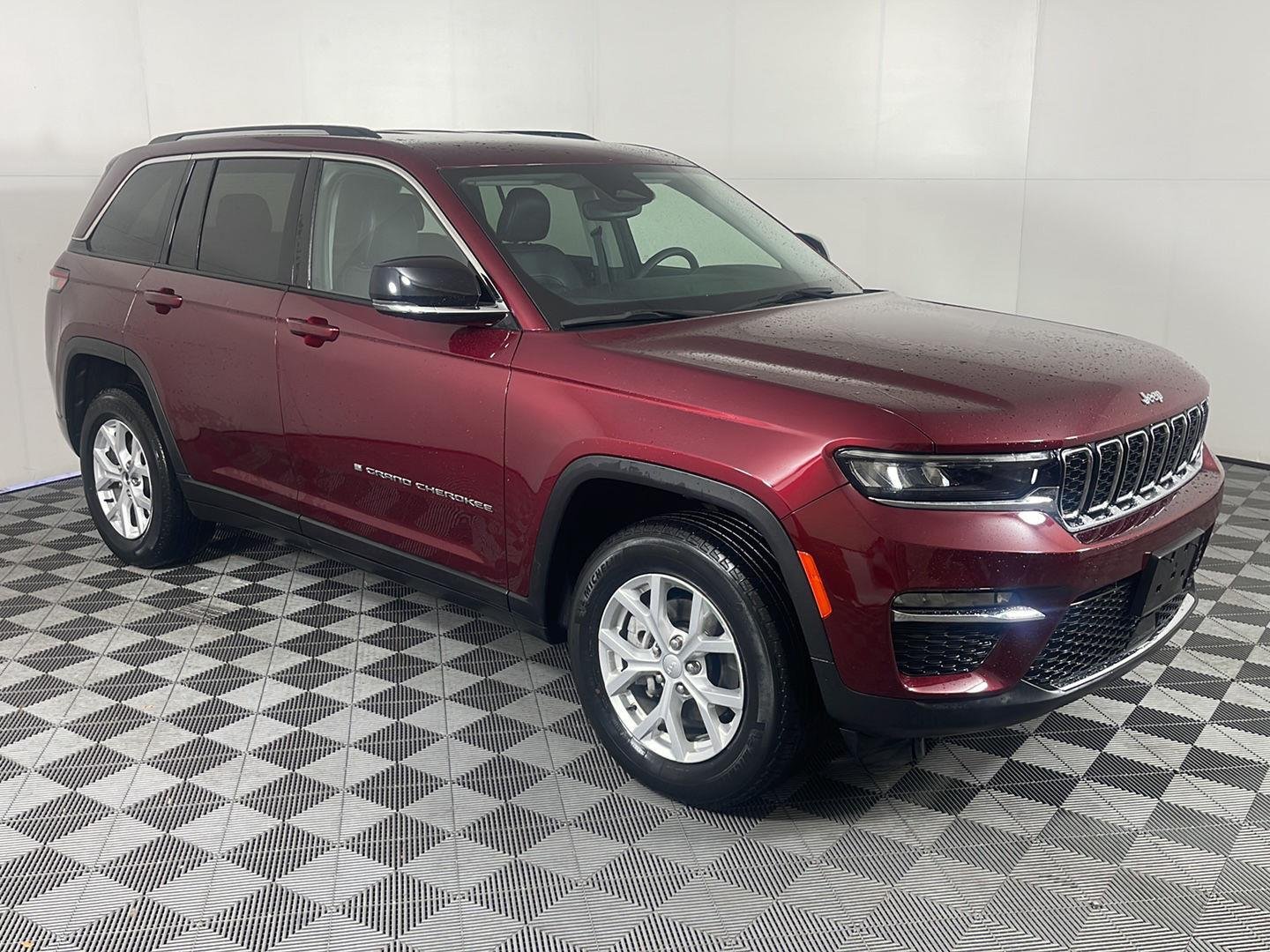 Used 2023 Velvet Red Pearlcoat Jeep Limited image 4