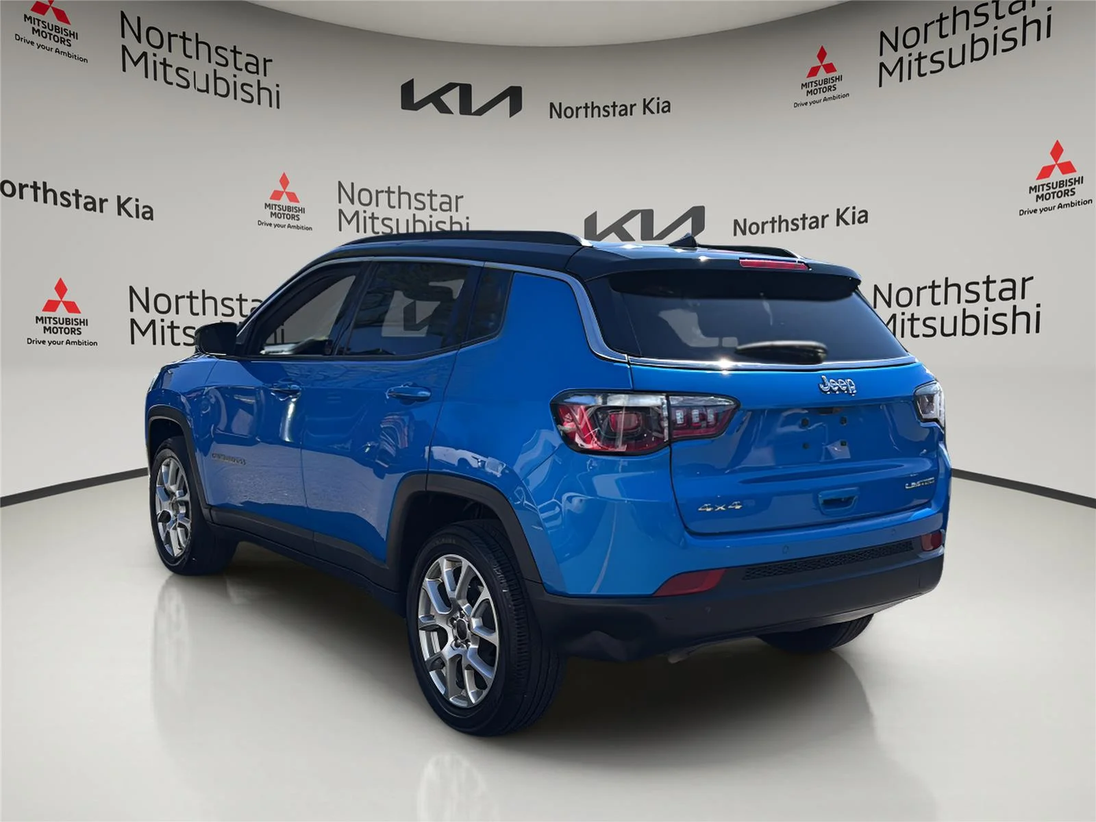 Used 2025 Hydro Blue Pearlcoat Jeep Limited image 3
