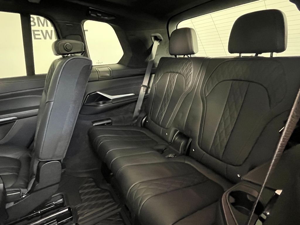 Used 2025 Black BMW M60i image 18