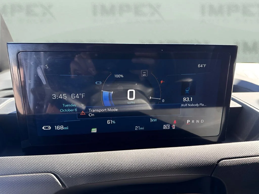 Used 2025 Oyster White Chevrolet AWD 400 image 18