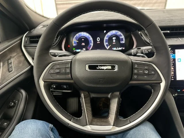 New 2027 High-Gloss Black Paint Jeep Limited image 19