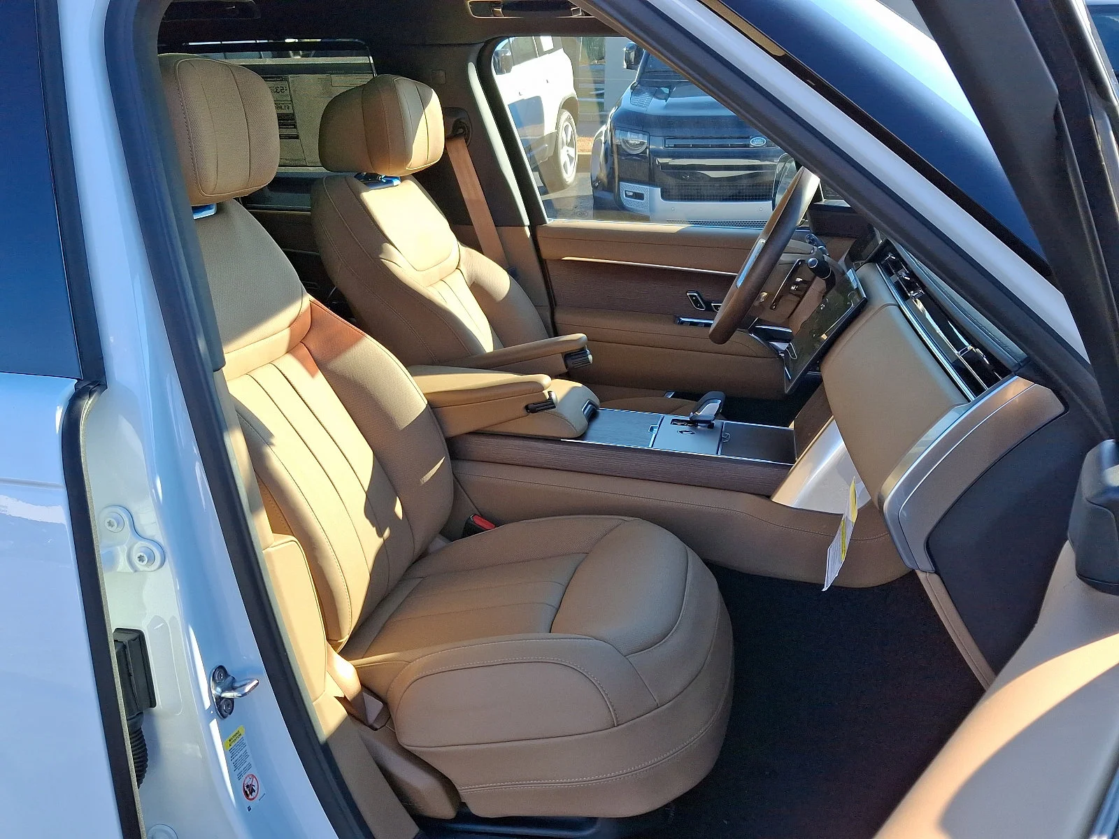 New 2025 Fuji White - 1AA Land Rover Autobiography image 12