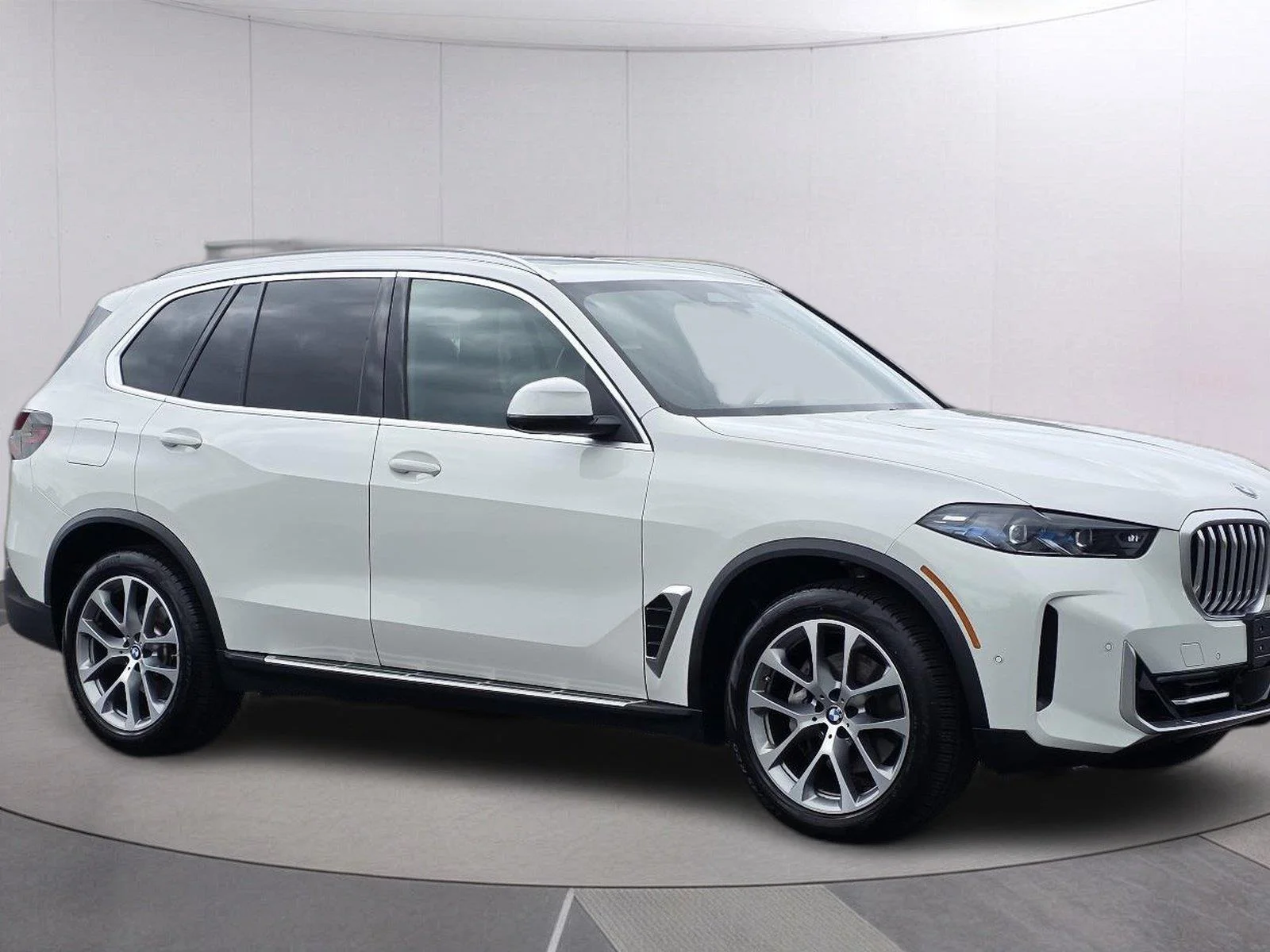 Used 2026  BMW sDrive40i image 3