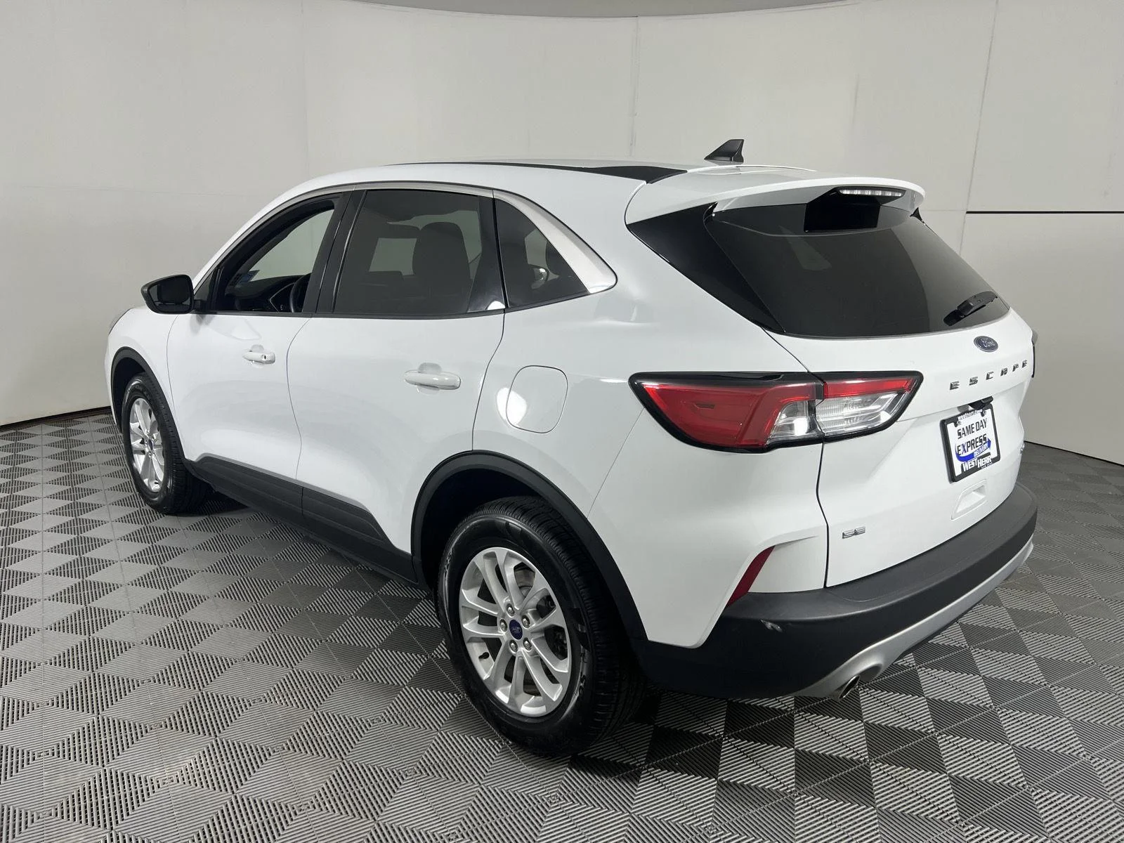 Used 2022 Oxford White Ford SE image 8