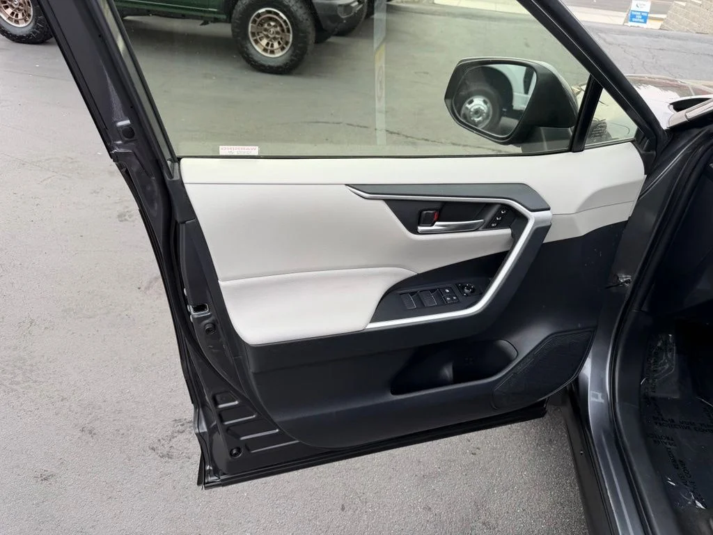 Used 2019 Magnetic Gray Metallic Toyota XLE Premium image 10
