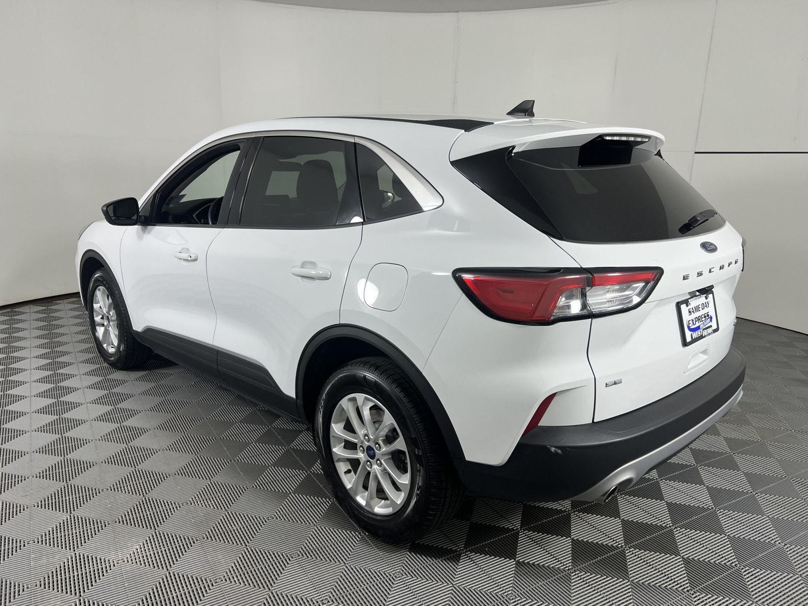 Used 2022 Oxford White Ford SE image 8