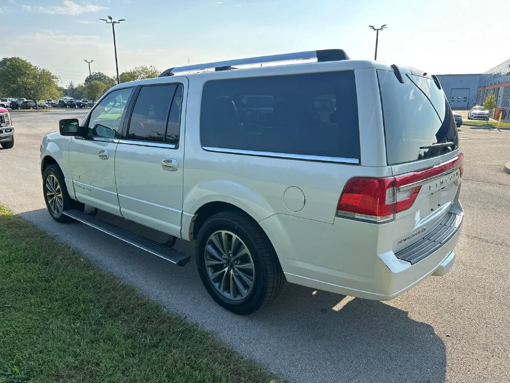 Used 2015 White Lincoln Base image 11