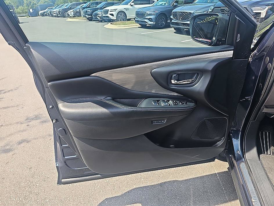 Used 2016 Arctic Blue Metallic Nissan SL image 11