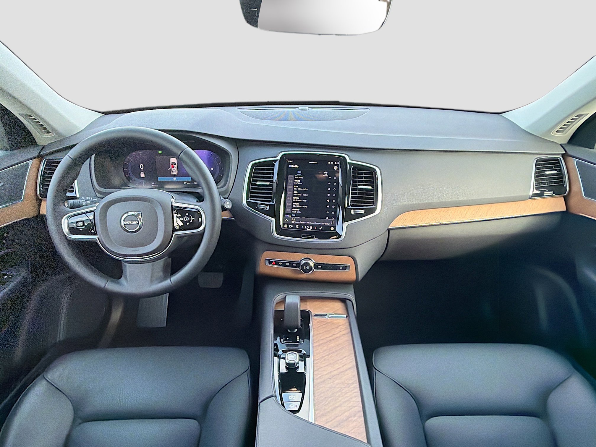 Used 2024 Vapour Gray Metallic Volvo Plus Bright Theme image 16