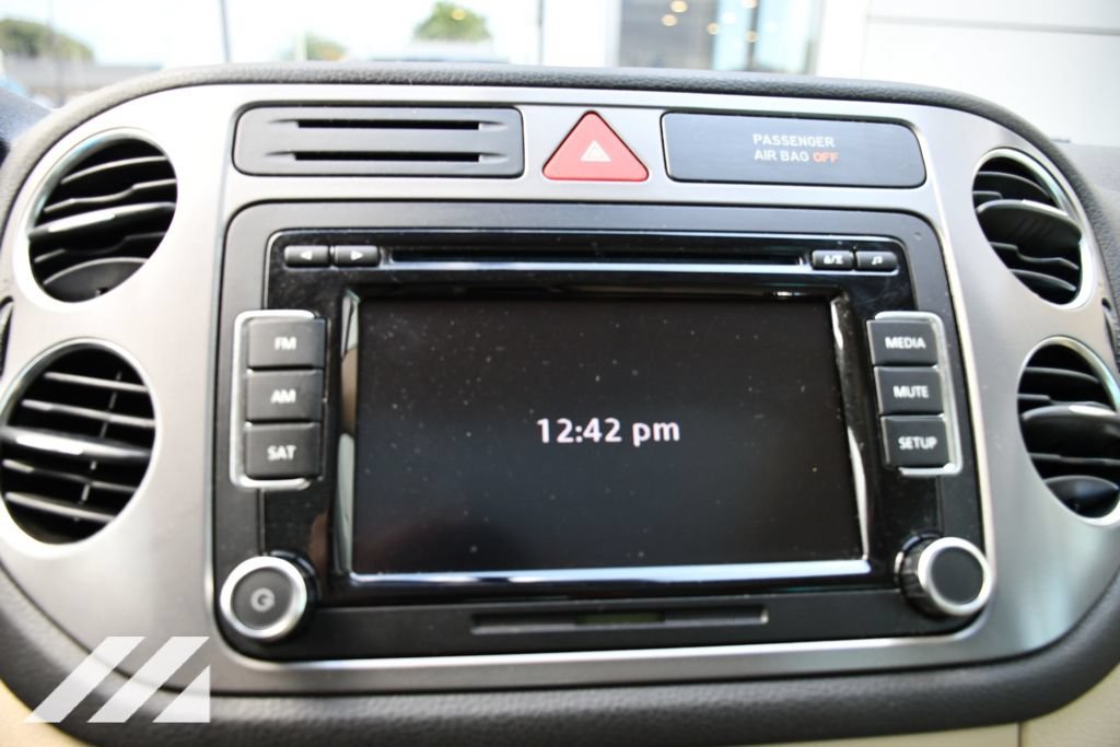 Used 2010  Volkswagen SE image 16