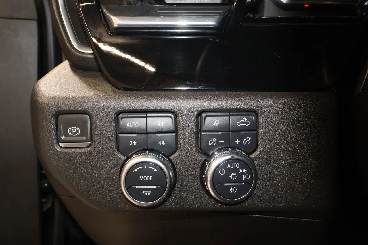 Used 2024 Onyx Black GMC SLT image 11