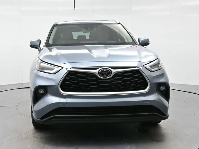 Used 2022 Moon Dust Toyota XLE image 2