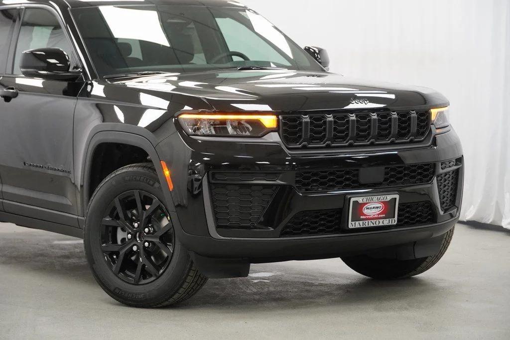 New 2026 Diamond Black Crystal Pearl-Coat Exterior Paint Jeep Altitude image 3