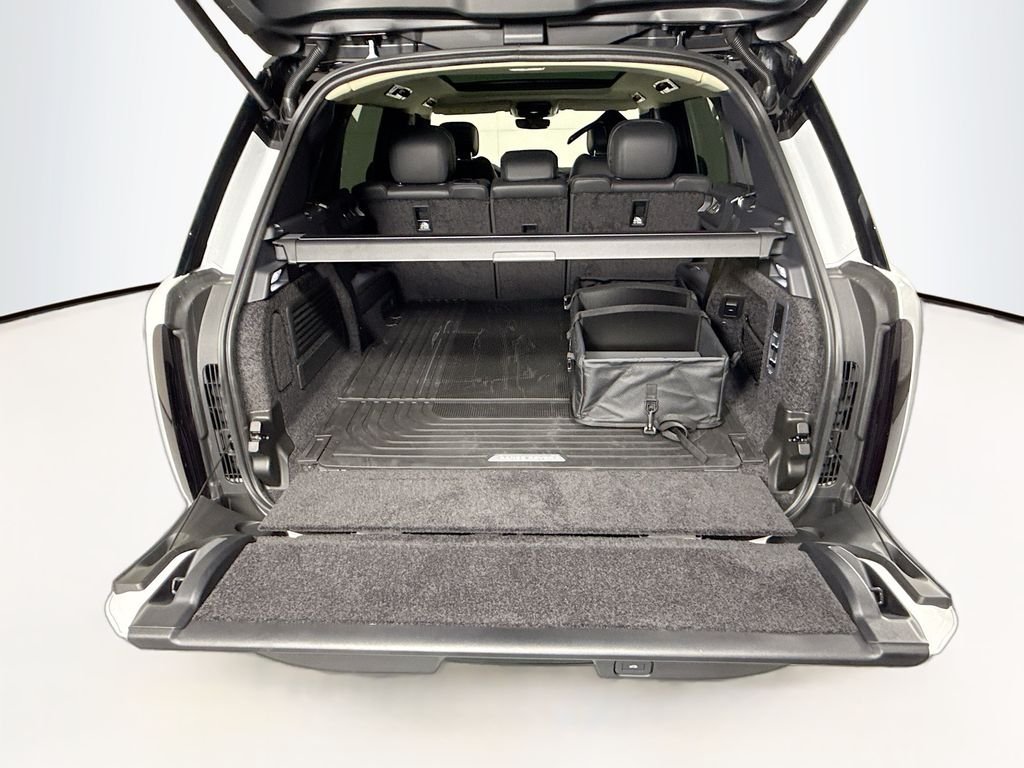 New 2026 Fuji White Land Rover SE image 29