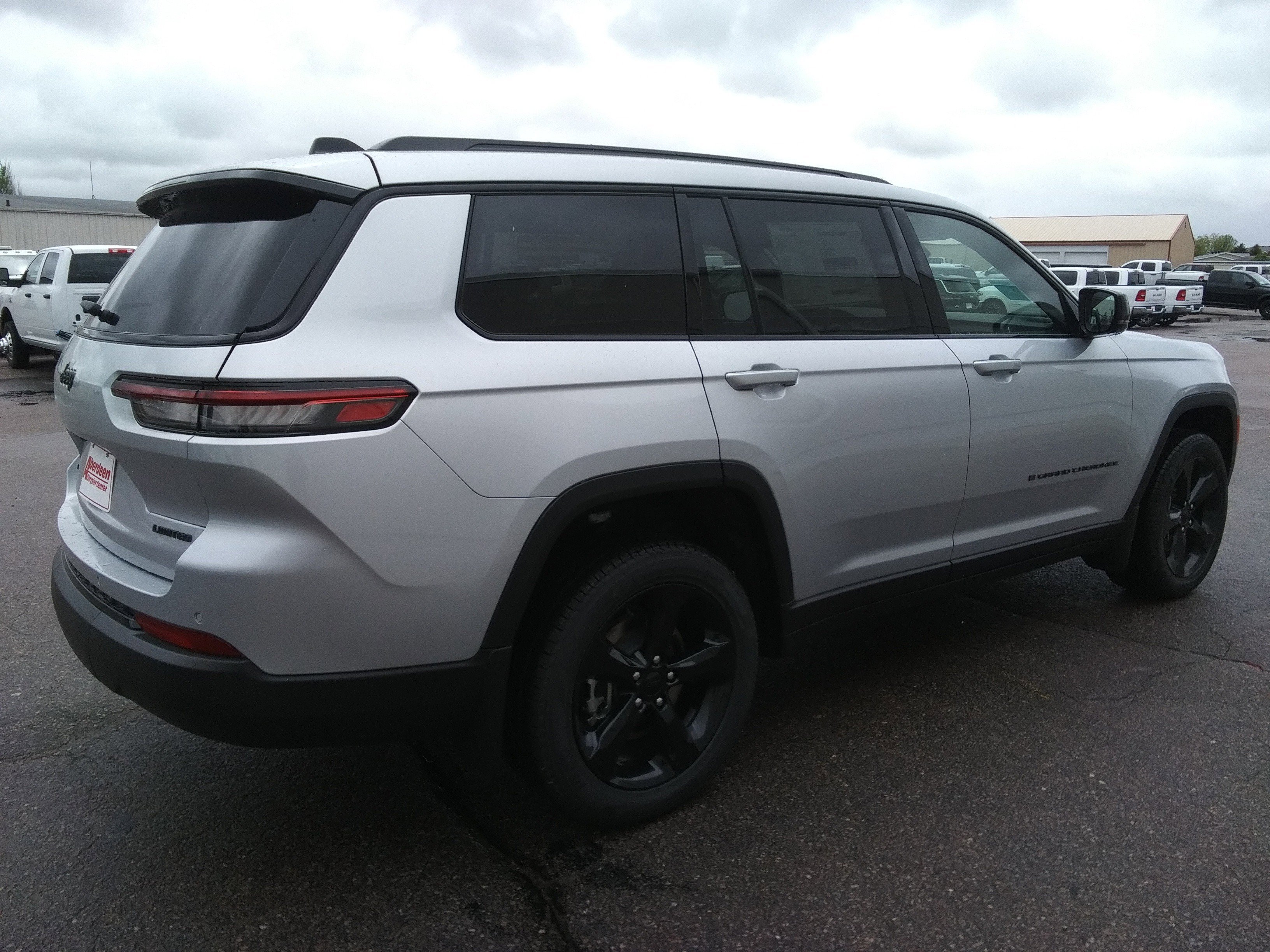 2025 Jeep Grand Cherokee Limited photo 2