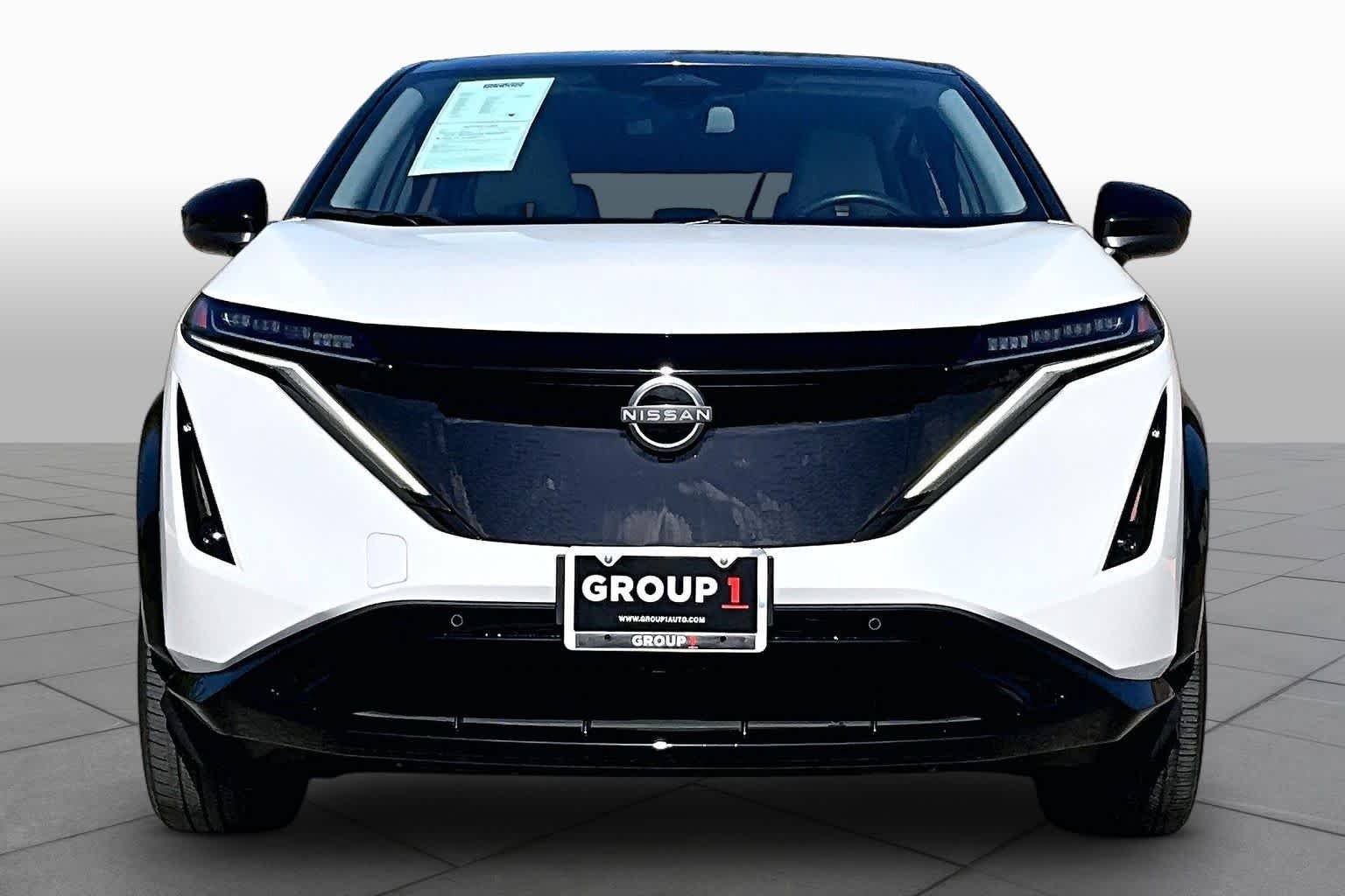 Used 2023 Everest White Pearl Tricoat/Black Diamond Pearl Nissan ENGAGE image 3