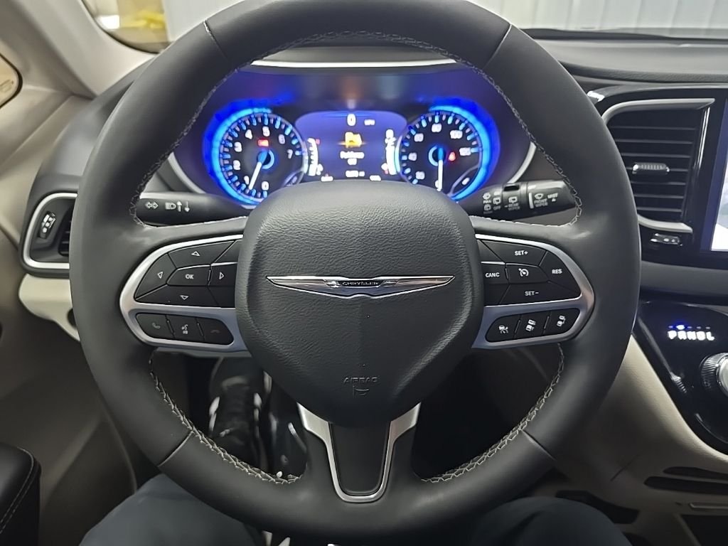 Used 2024 White Chrysler Touring L image 19