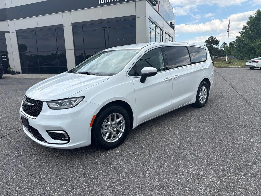 2023 Chrysler Pacifica Touring L's photo