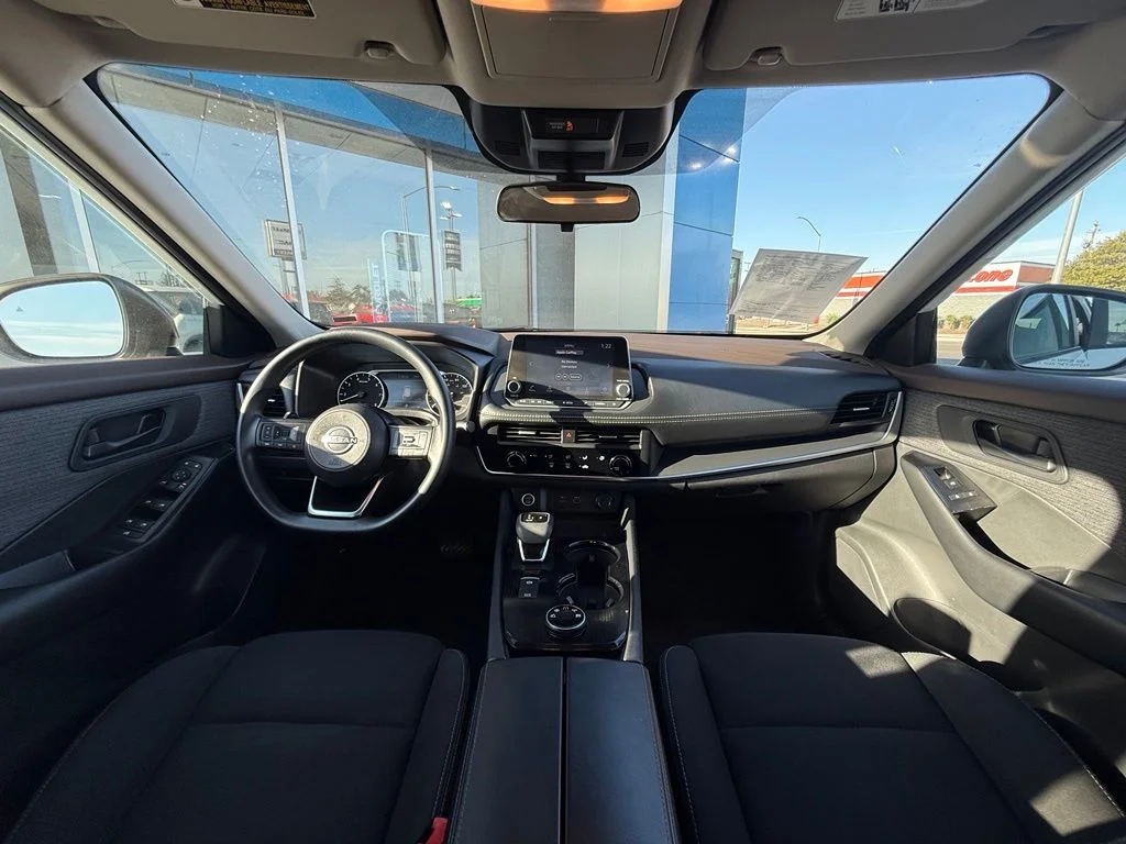 Used 2023 White Nissan S image 17