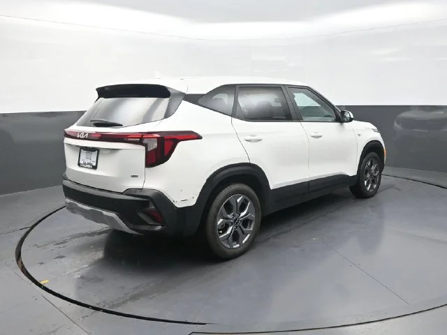Used 2024 White Kia LX image 9