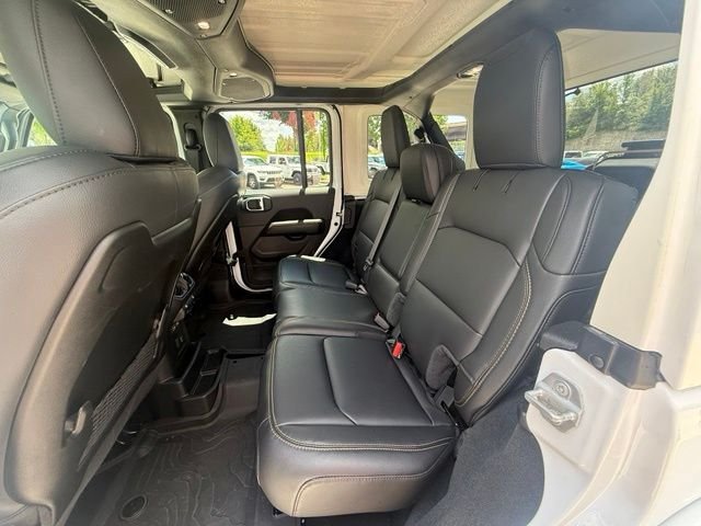 New 2026 Bright White Clear-Coat Exterior Paint Jeep Sahara image 22