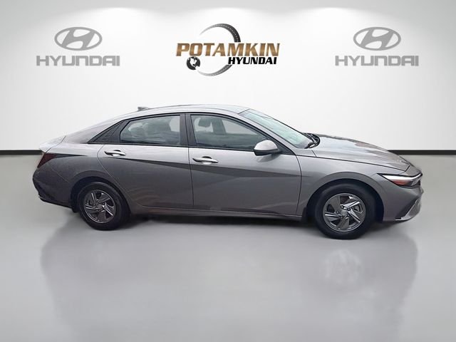Used 2024 Silver Hyundai SE image 4