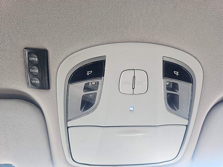Used 2014 Pearl White Hyundai GLS image 25