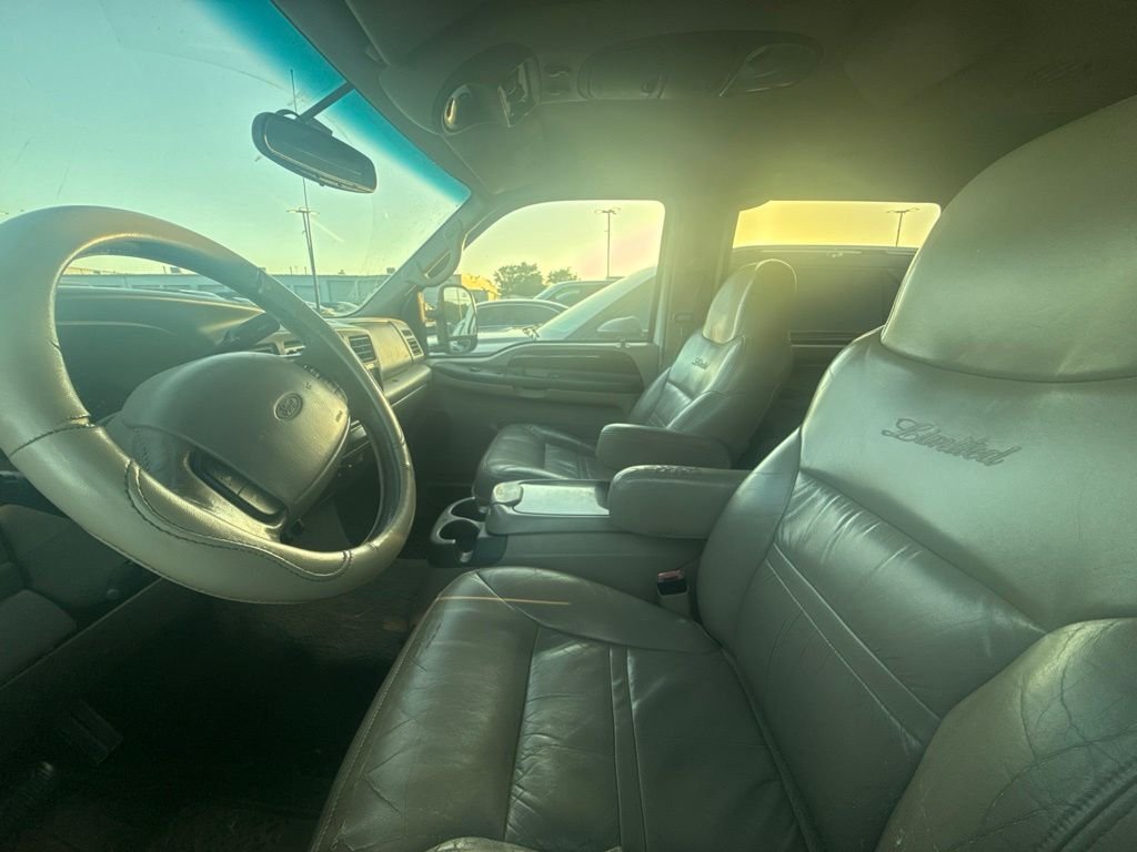 Used 2001 White Ford Limited image 4