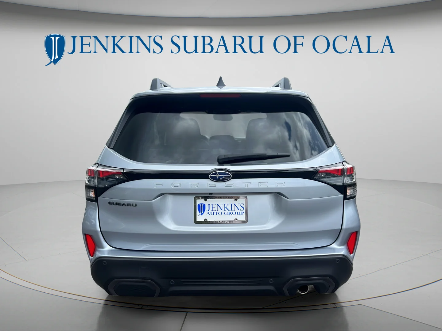 Used 2025 Ice Silver Metallic Subaru Limited image 4