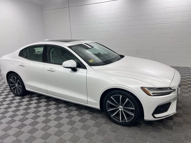 Used 2021 White Volvo T5 Momentum image 4