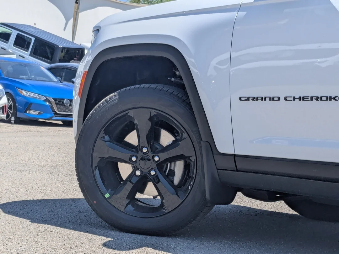 New 2026 White Jeep Limited - - 4x4 - 20 Gloss Black Wheels - Pano Sunroof - 6-Pass Seating - FamCam & More! image 9