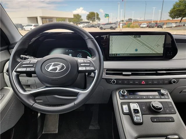 Used 2025 Silver Hyundai SEL Front-Wheel Drive image 9