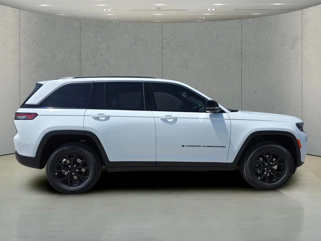 New 2026 Bright White Clear-Coat Exterior Paint Jeep Laredo Altitude image 3