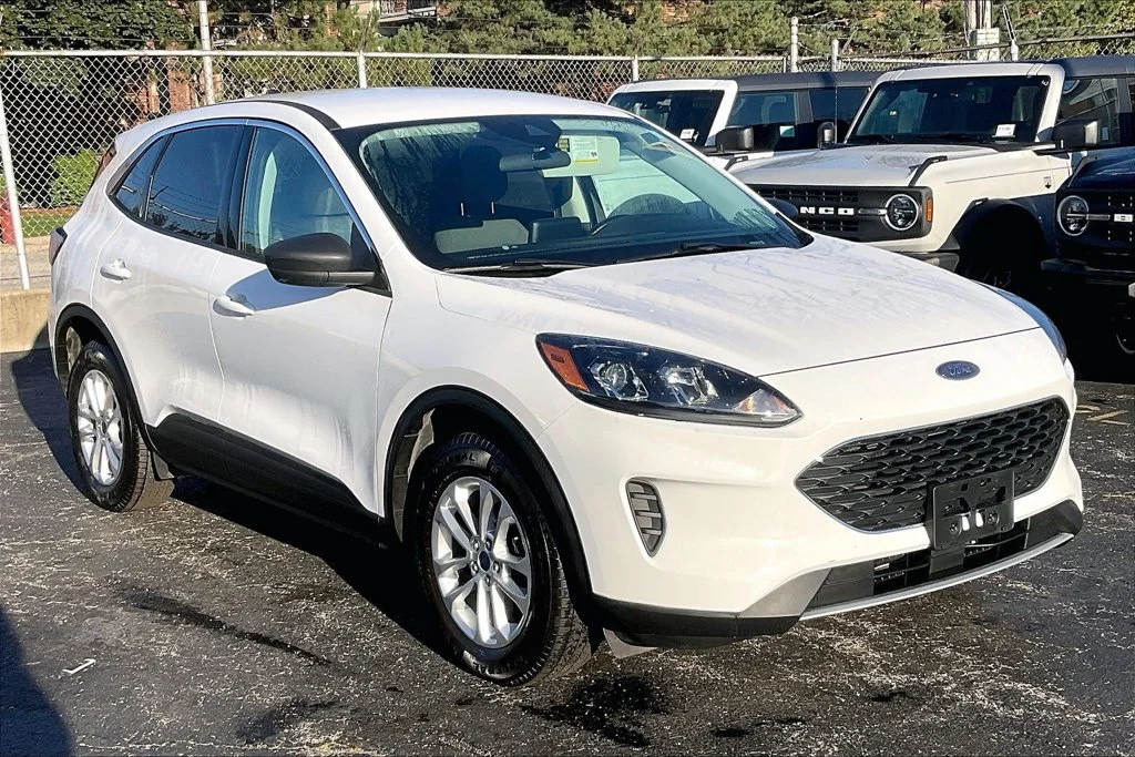 Certified Used 2022 Oxford White Ford SE image 34