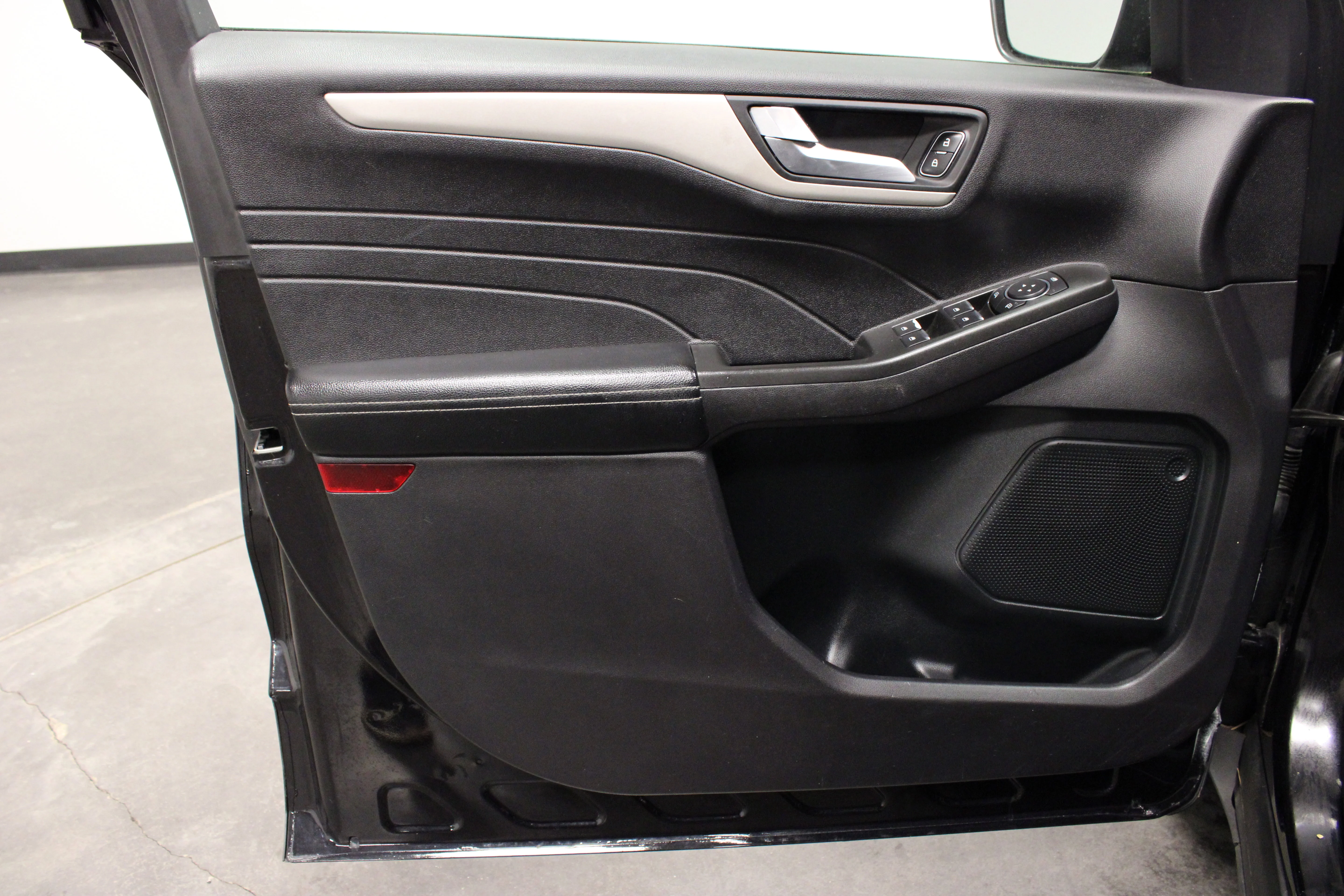 Used 2021 Agate Black Metallic Ford SE image 17