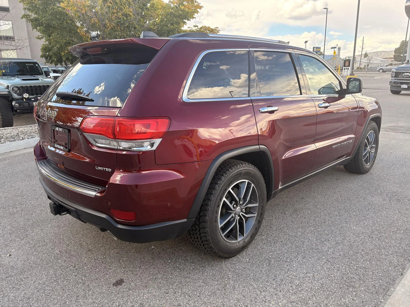 Used 2018 Velvet Red Pearlcoat Jeep Limited image 5