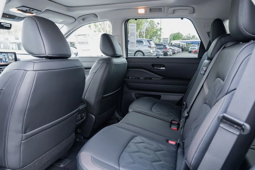 New 2026 Everest White Pearl TriCoat Nissan Platinum image 26