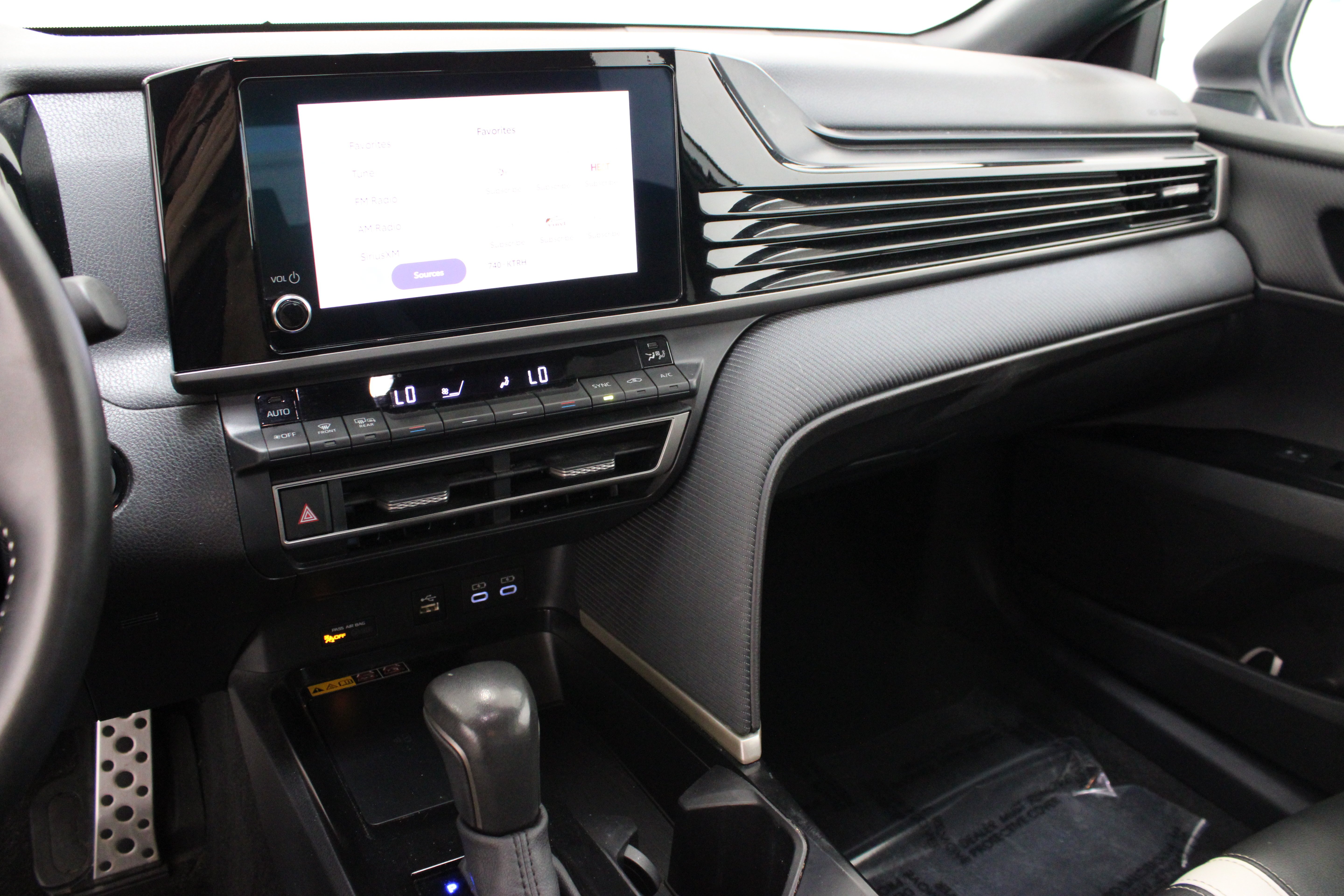 Used 2025 BLIZZARD PEARL Toyota SE image 16
