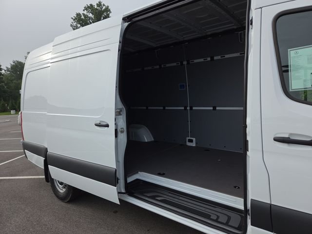 New 2026 Arctic+White Mercedes-Benz Cargo 170 WB image 30
