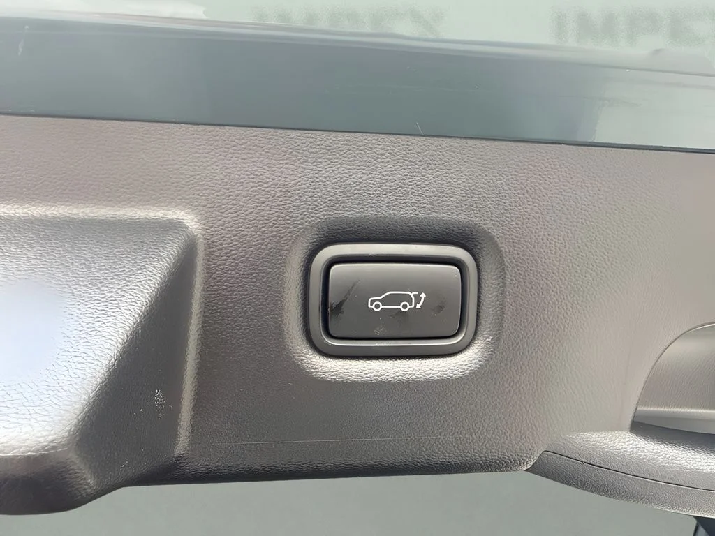 Used 2023 Green Hyundai SEL image 24