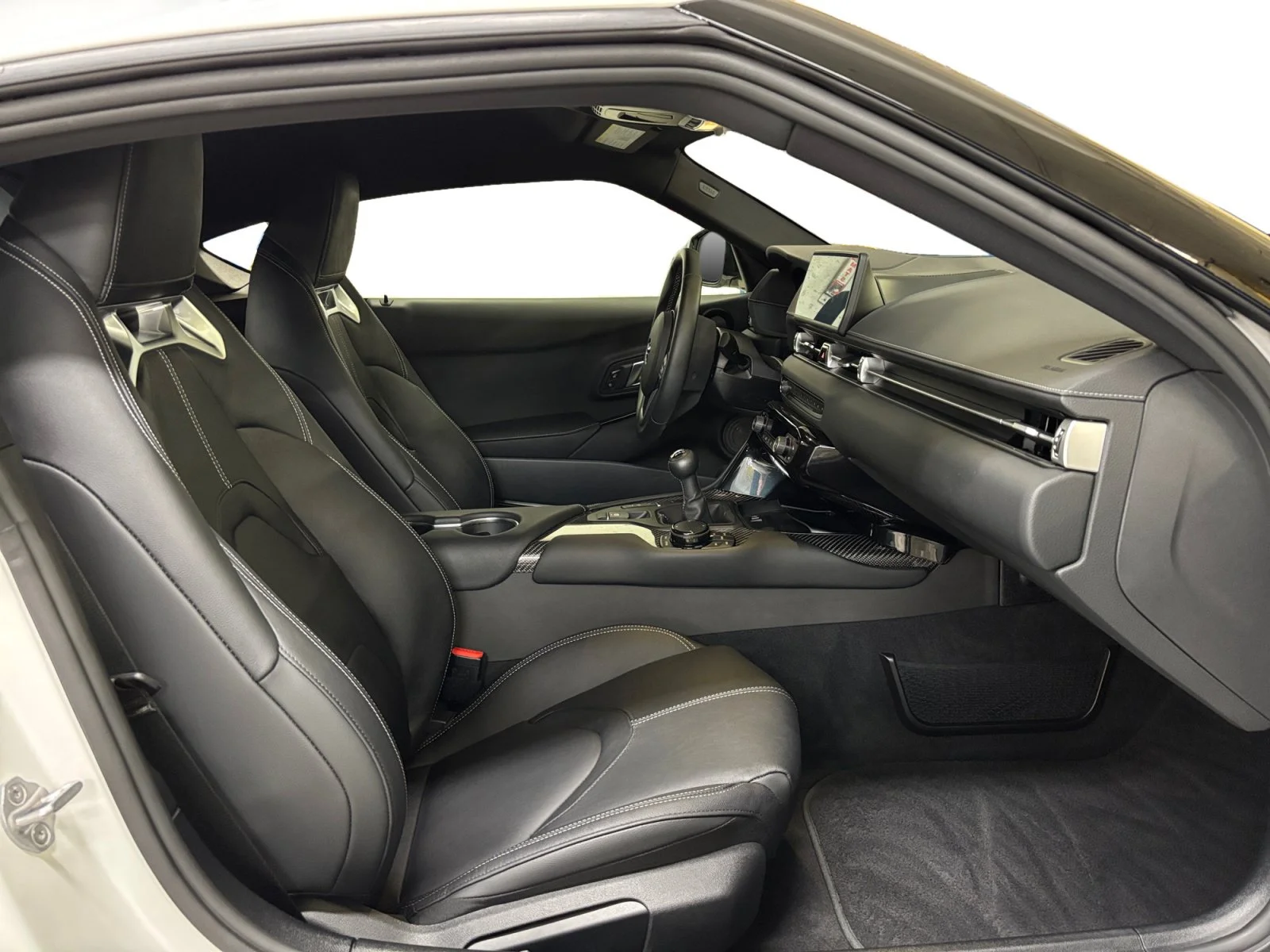 Used 2025 White Toyota 3.0 image 17