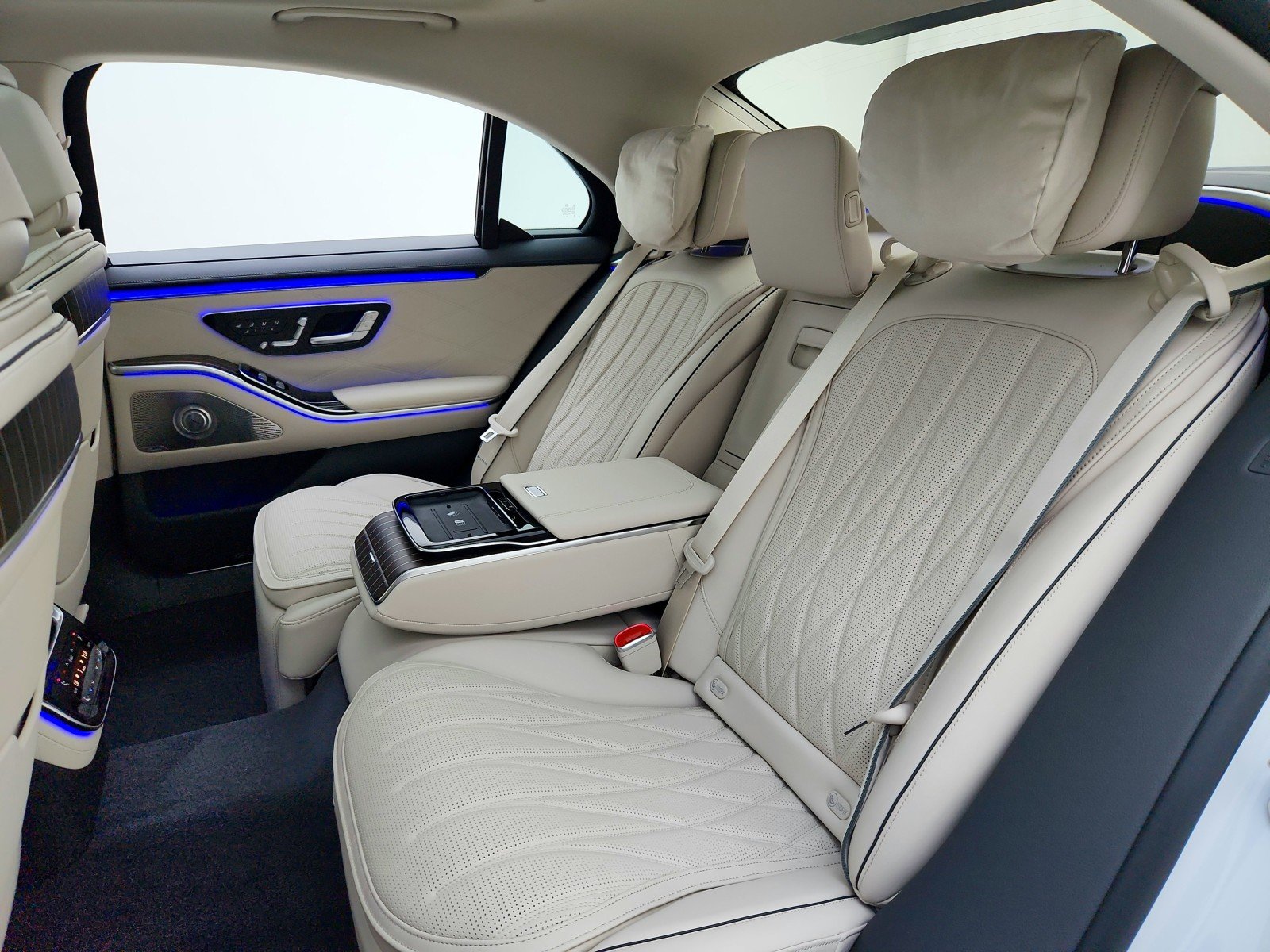 New 2026 MANUFAKTUR Moonlight White Metallic Mercedes-Benz AMG® S 63 E 4MATIC Sedan image 18