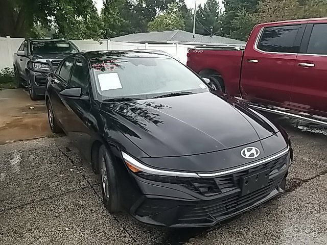 Used 2025 Black Hyundai SE image 3