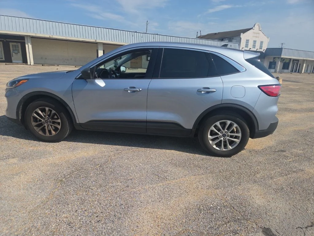 Used 2022 Blue Silver Metallic Ford SE image 5