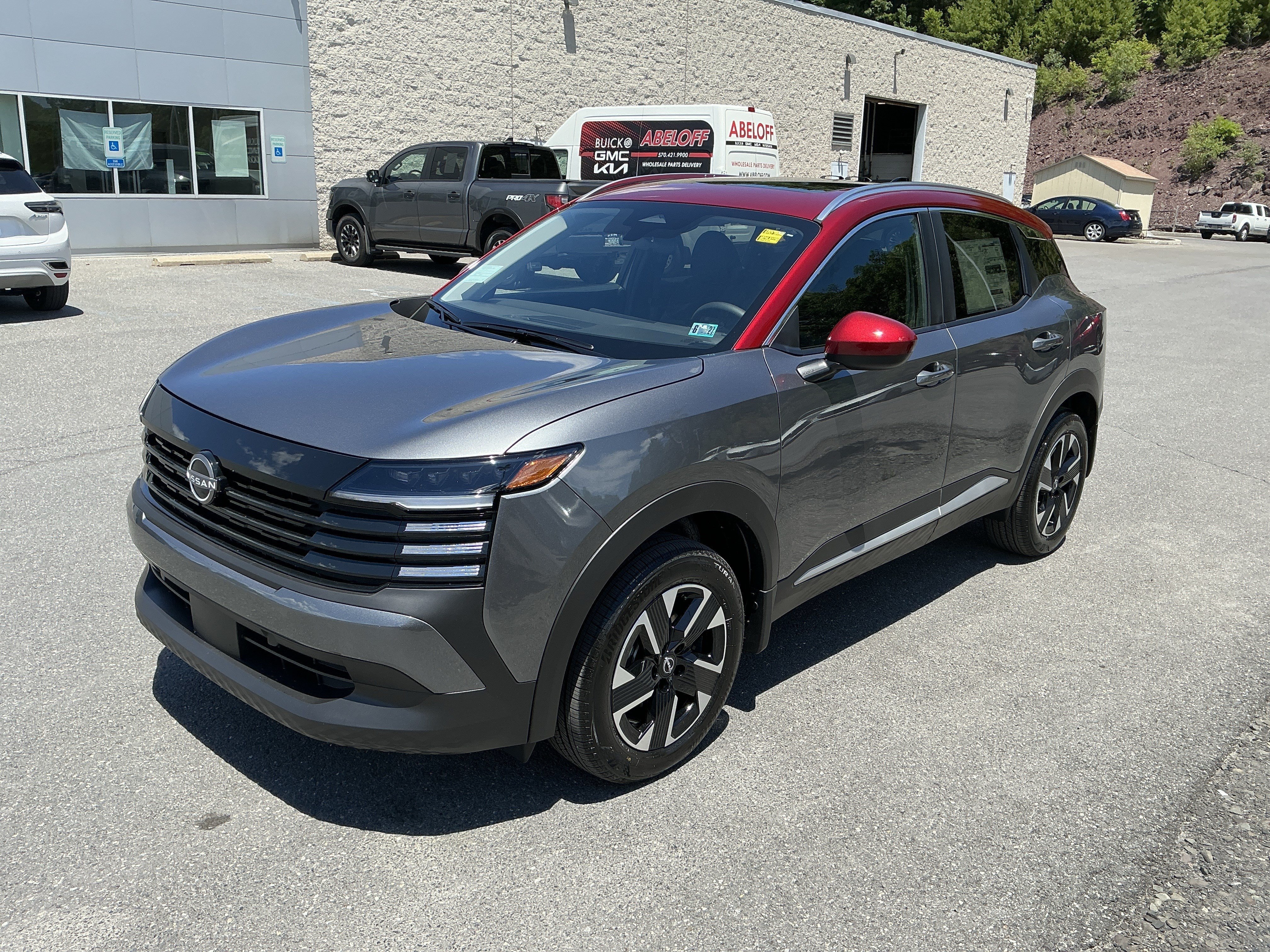 New 2026 Gun Metallic / Scarlet Ember Tintcoat Two-tone Nissan SV image 8
