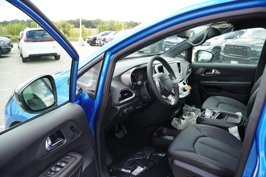 New 2027 Hydro Blue Pearl-Coat Paint Chrysler Select image 10