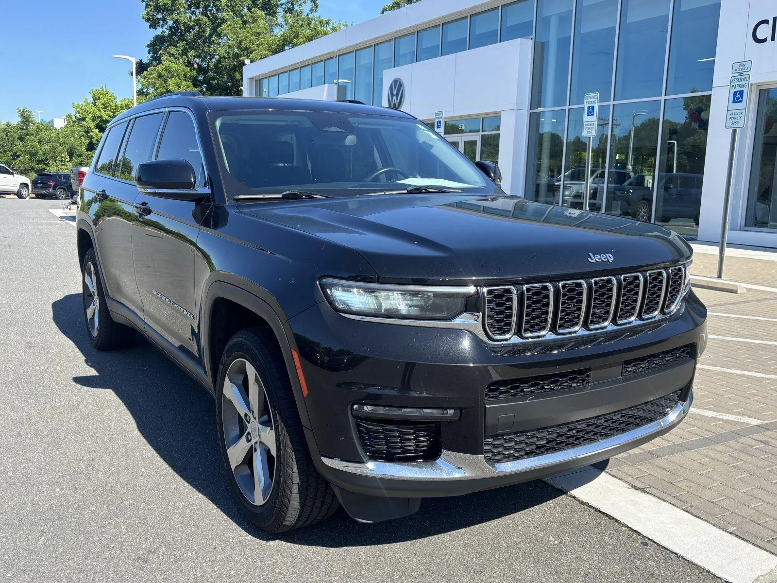 Used 2021 Diamond Black Crystal Pearlcoat Jeep Limited image 6