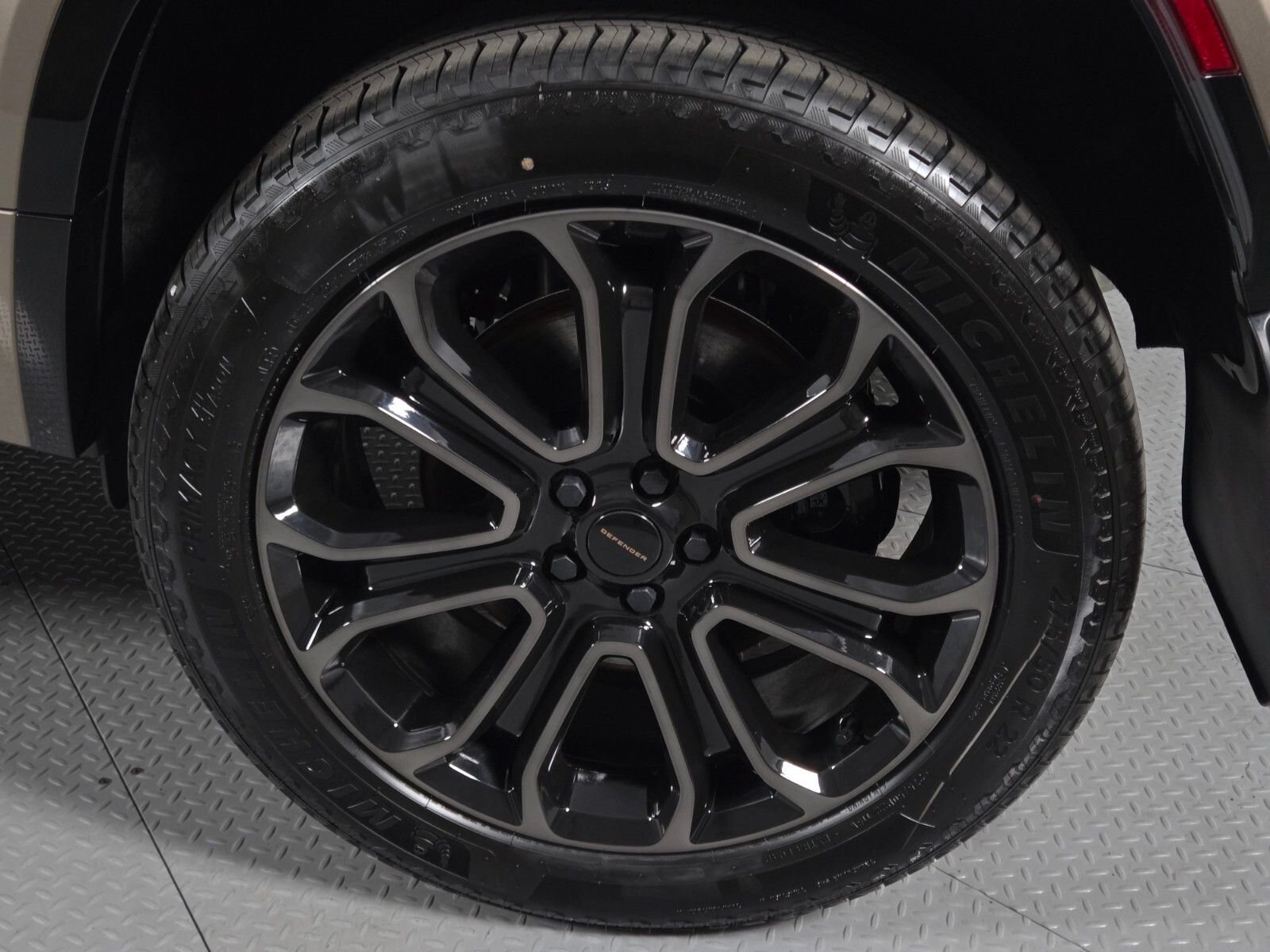 2026 Land Rover Defender OCTA - Photo 10