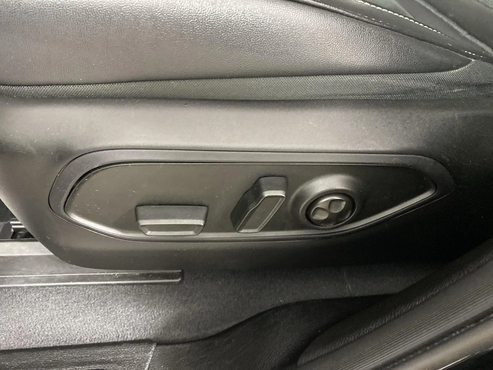 Used 2024 Diamond Black Crystal Pearlcoat Jeep Altitude image 20